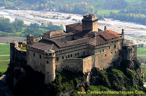 The Castle of Bardi (or Landi), Upper Ceno Valley, Parma, Emilia-Romagna, Italy - www.castlesandmanorhouses.com