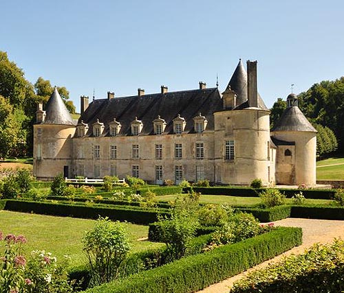 Castle of Bussy Rabutin, Bussy-le-Grand, Côte-d'Or department, Bourgogne, France - www.castlesandmanorhouses.com