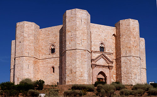 Castel del Monte, Andria, Apulia region, Southeast Italy. - www.castlesandmanorhouses.com
