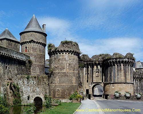 La porte Notre Dame, Le château de Fougères, Ille-et-Vilaine, Brittany, France - www.castlesandmanorhouses.com