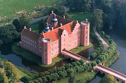 Gammel Estrup (Gammel Estrup Manor), east of Randers City, Denmark - www.castlesandmanorhouses.com
