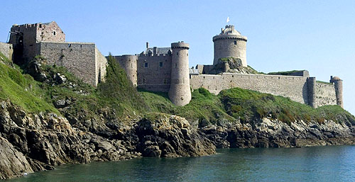 Fort-la-Latte or Castle of La Latte, in the commune of Fréhel, Côtes-d'Armor, Brittany, France. - www.castlesandmanorhouses.com