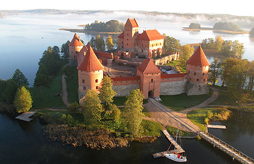Traku salos pilis (Trakai Island Castle) in Trakai, Lithuania on an island in Lake Galve. - www.castlesandmanorhouses.com