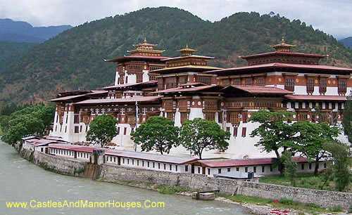 The Punakha Dzong or Pungtang Dechen Photrang Dzong [the palace of bliss], Punakha, Bhutan - www.castlesandmanorhouses.com