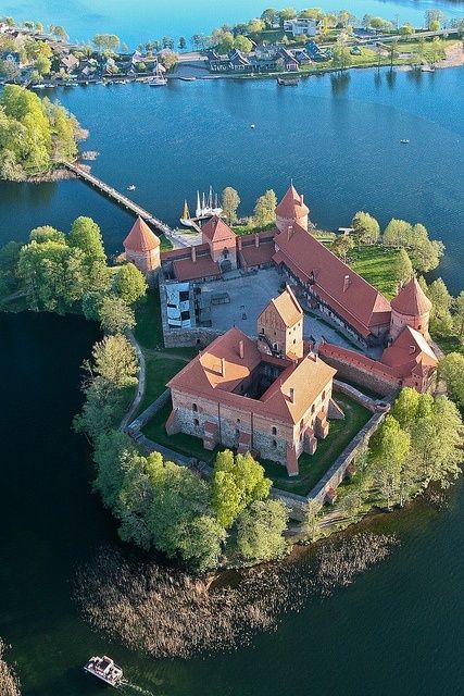 Trakai Island Castle, Lake Galve, Lithuania - www.castlesandmanorhouses.com