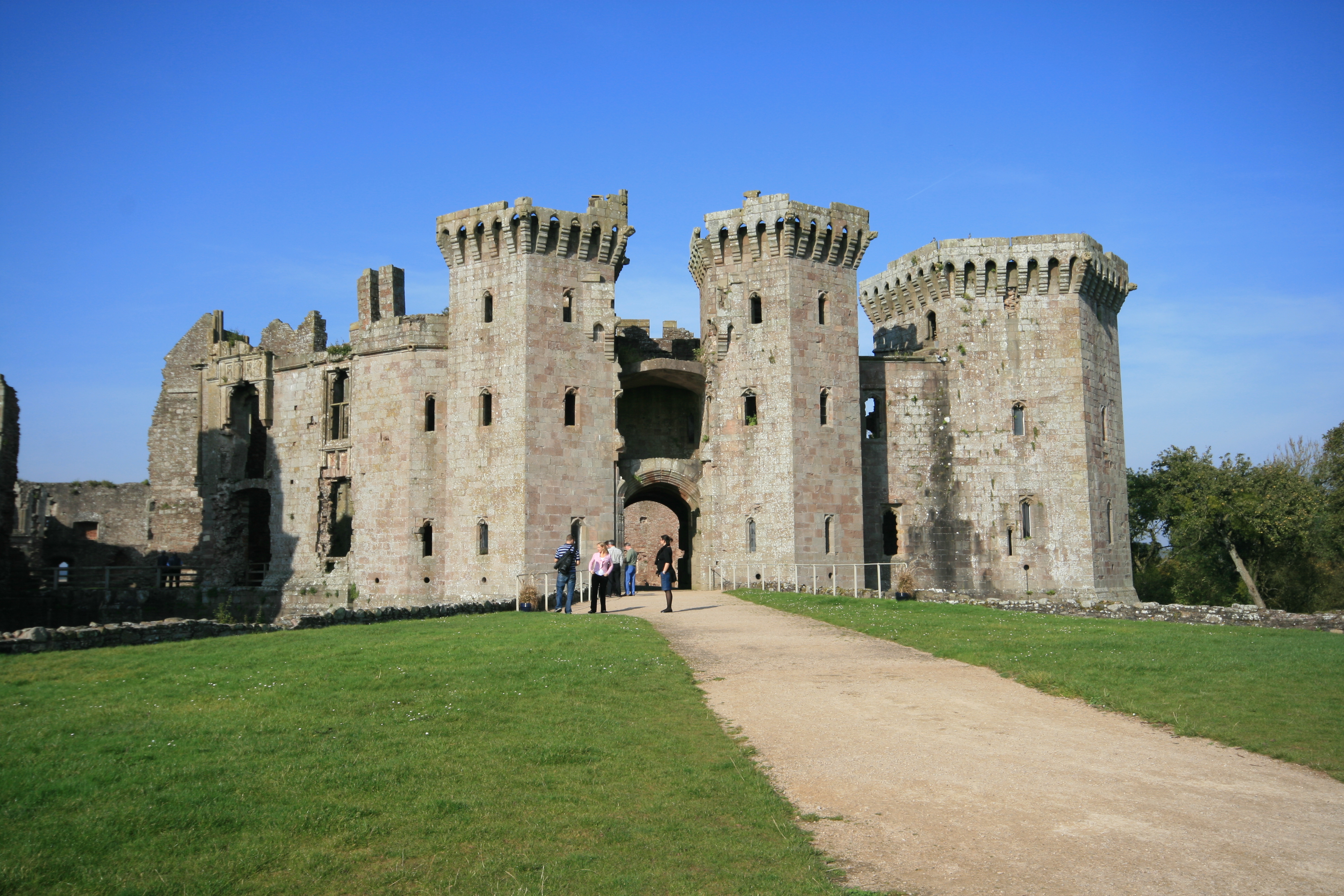 Castle wiki. Замок крепость романский стиль. Крепость в романском стиле. Замок в романском стиле. Средневековый замок в романском стиле.