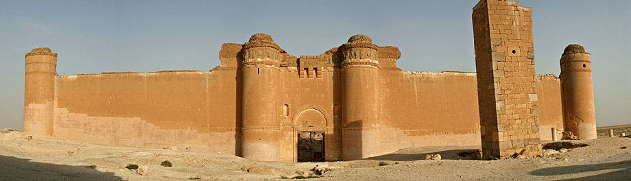 Qasr al-Hayr al-Sharqiin the middle of the Syrian Desert. - www.castlesandmanorhouses.com